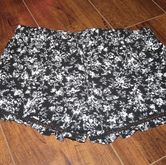 Flowy short shorts from tilly's - Picture 2 of 4